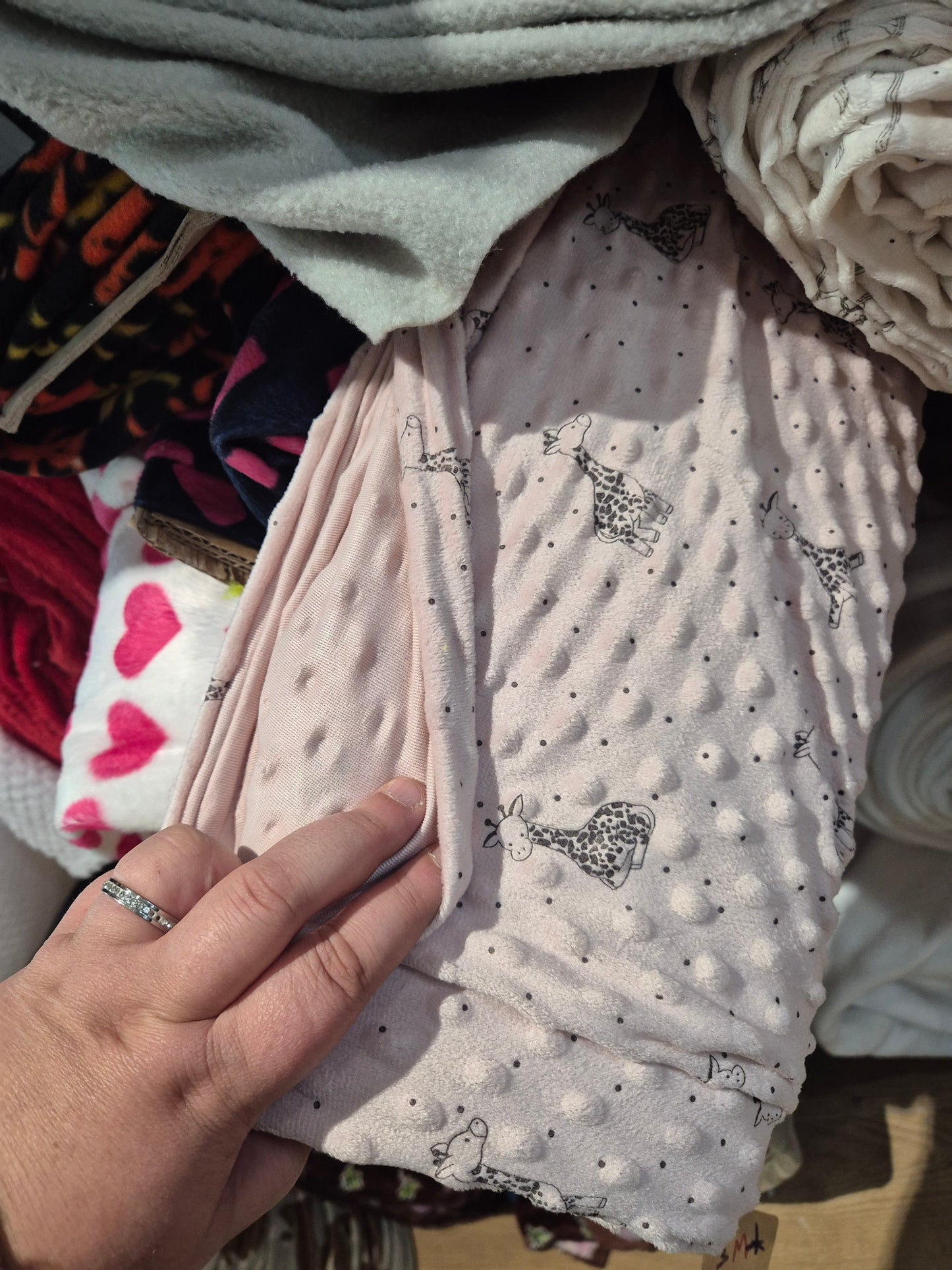 dimple fleece - giraffe - pale pink