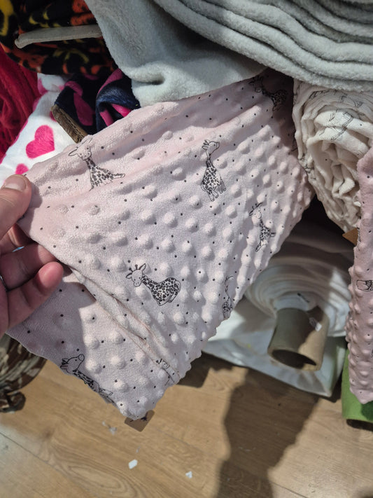 dimple fleece - giraffe - pale pink